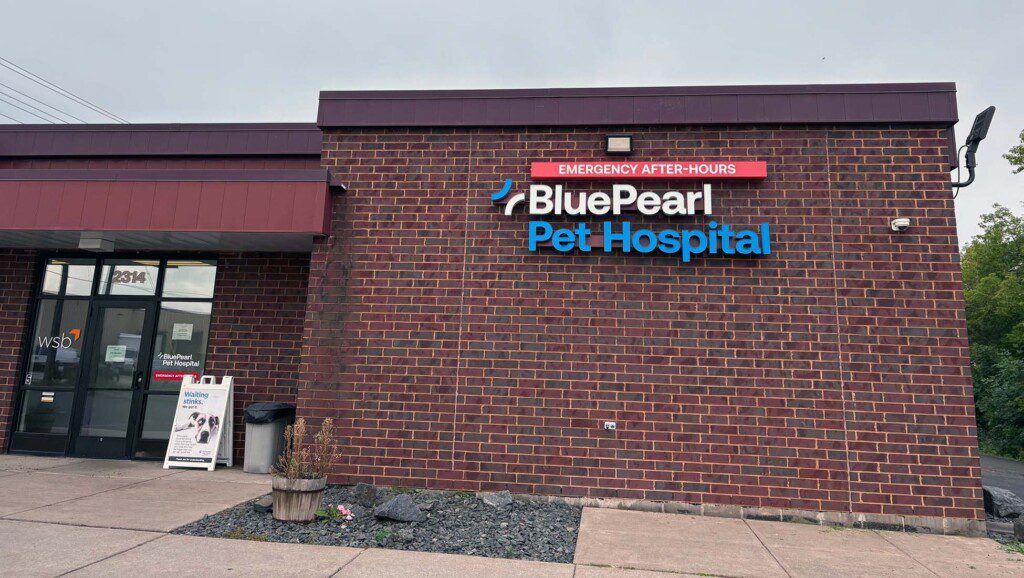 An exterior view of the BluePearl Pet Hospital in Duluth, MN