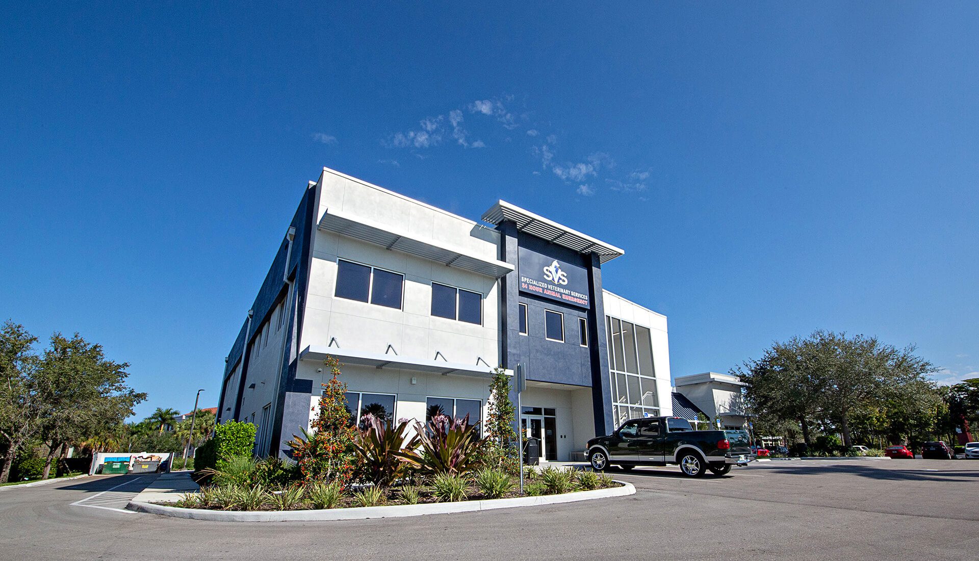 Exterior view of Fort Myers pet hospital.