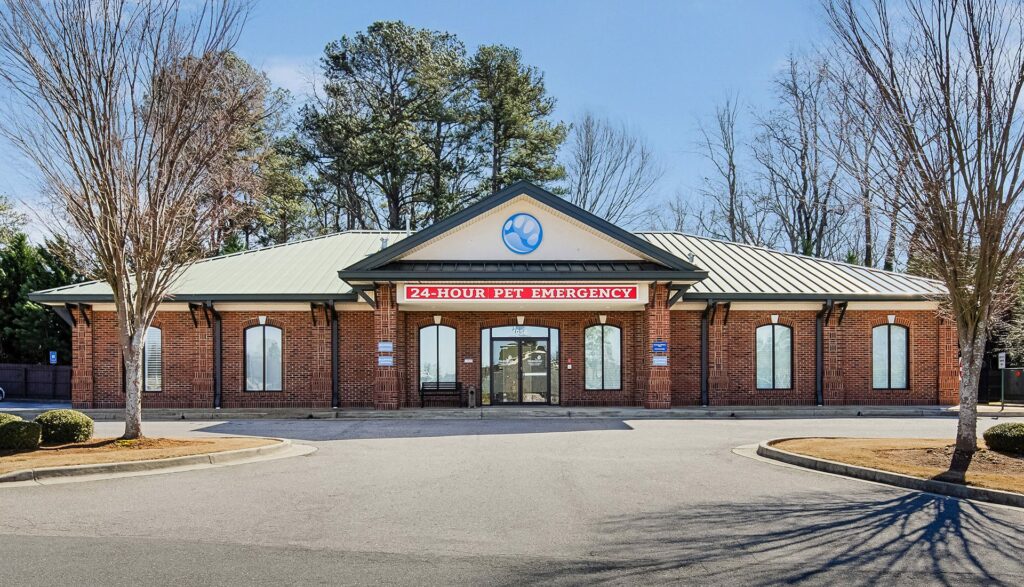 Exterior view of BluePearl Pet hospital in Gwinnett, Georgia.