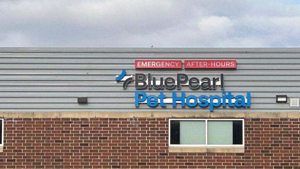 BluePearl Pet Hospital Pittsburgh South in Washington, PA offers specialty and after-hours emergency care for pets.
