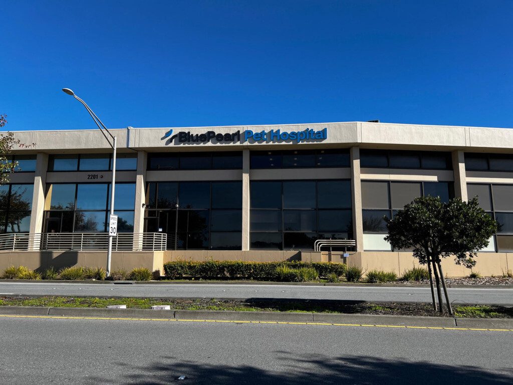 Exterior of the BluePearl Pet Hospital in Daly City, SF.