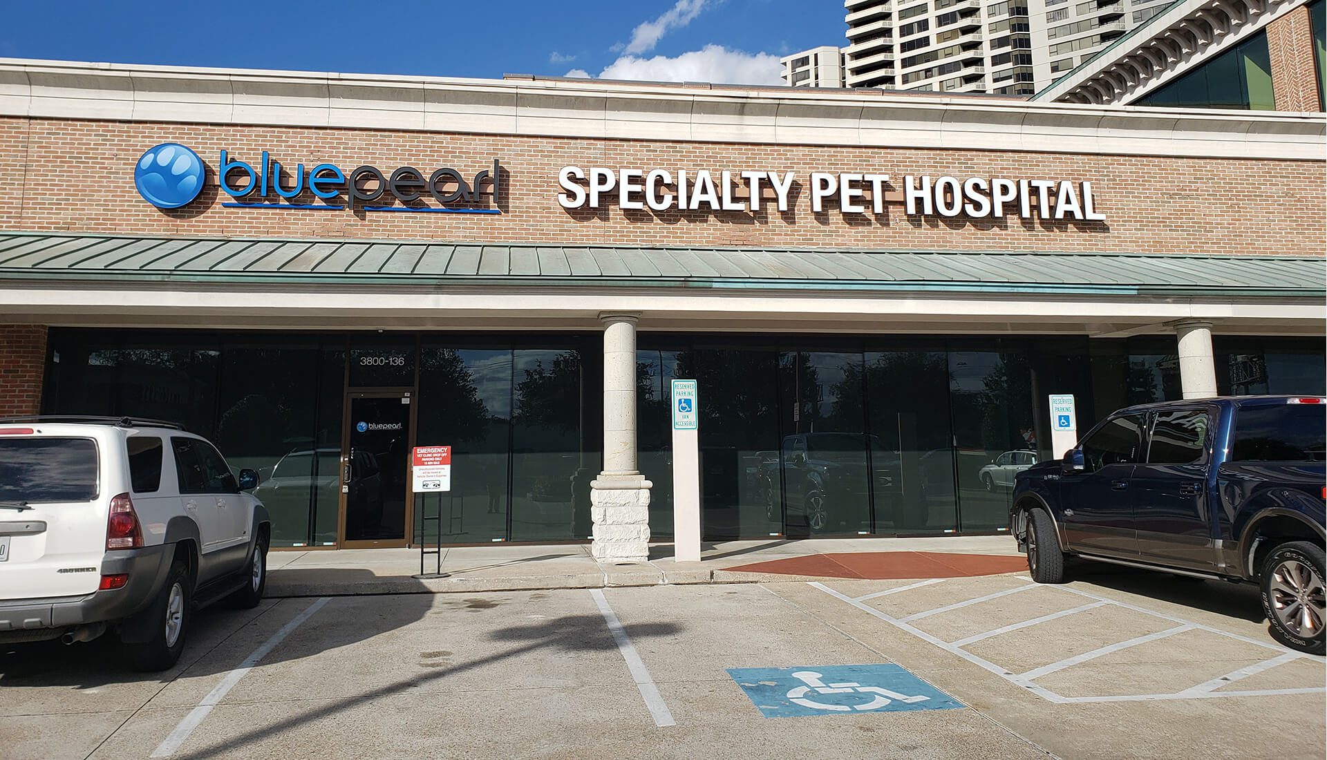 Brick exterior of building says BluePearl specialty Pet Hospital. Parking lot is in front.