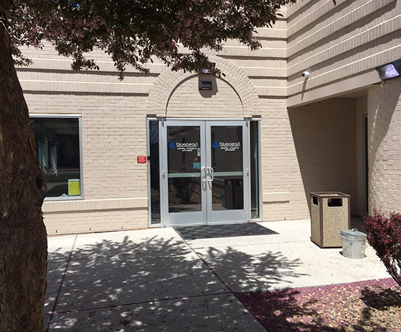 Exterior view of BluePearl Pet Hospital in Lafayette, Colorado.