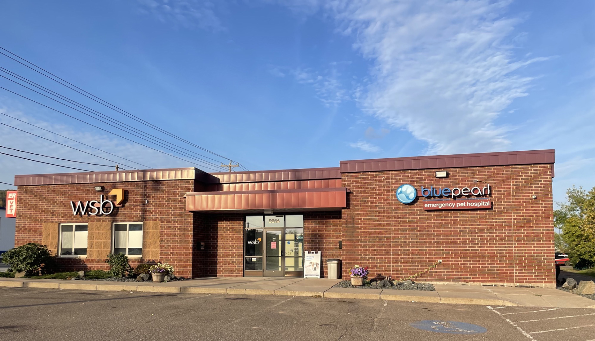 An exterior view of the BluePearl Pet Hospital in Duluth, MN
