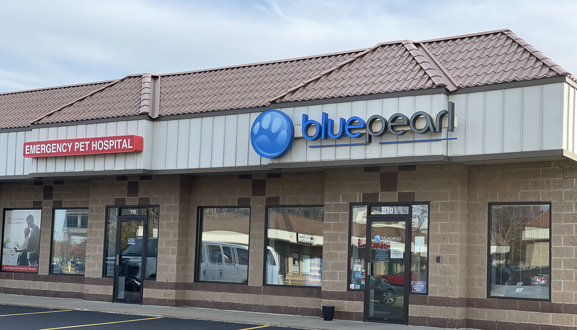 An exterior view of the BluePearl Pet Hospital in St. Cloud, MN.