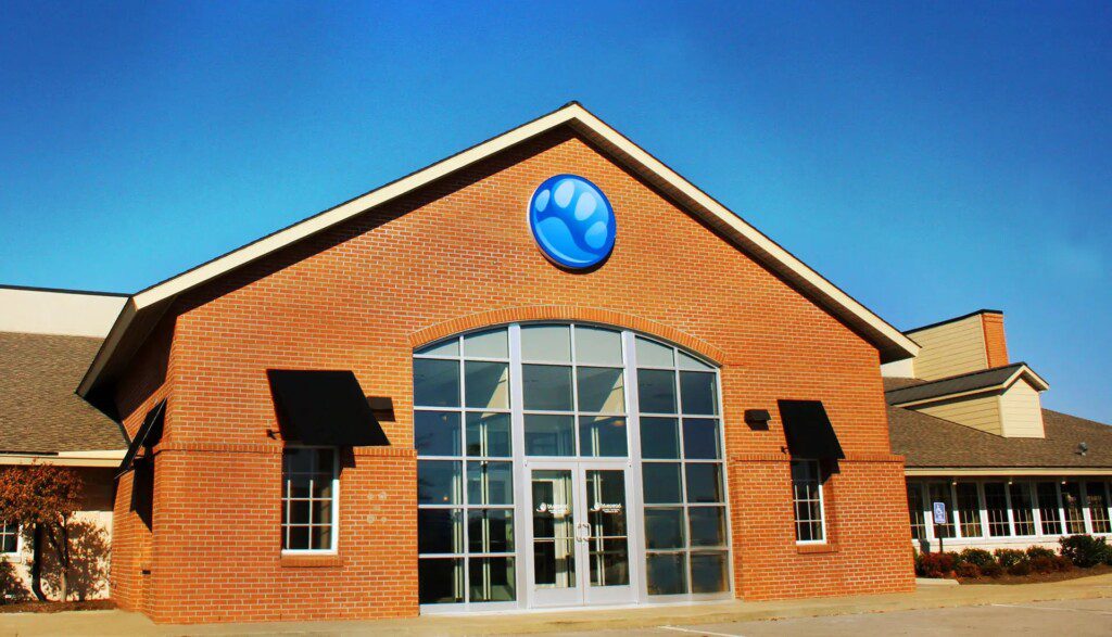 Exterior view of BluePearl Pet hospital in Franklin, Tennessee.
