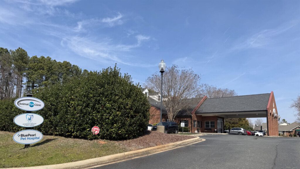 The outside view of BluePearl Pet Hospital South Charlotte in Matthews, NC