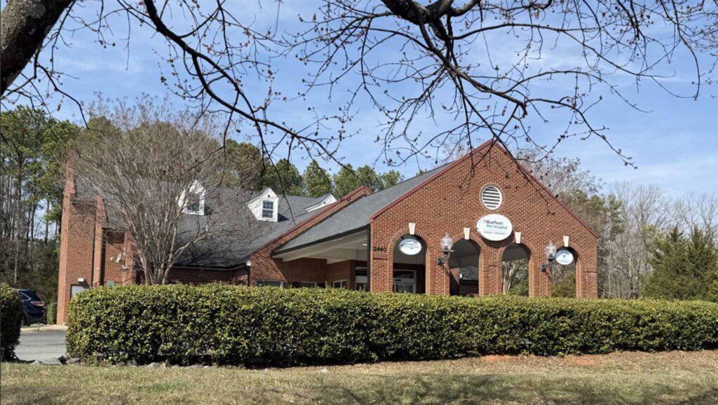 The outside view of BluePearl Pet Hospital South Charlotte in Matthews, NC