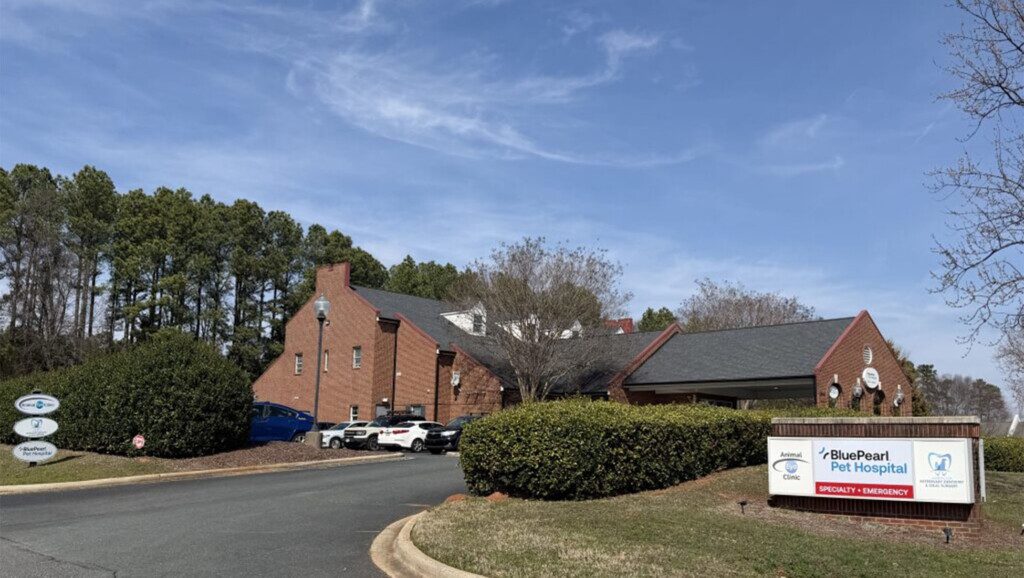 The outside view of BluePearl Pet Hospital South Charlotte in Matthews, NC