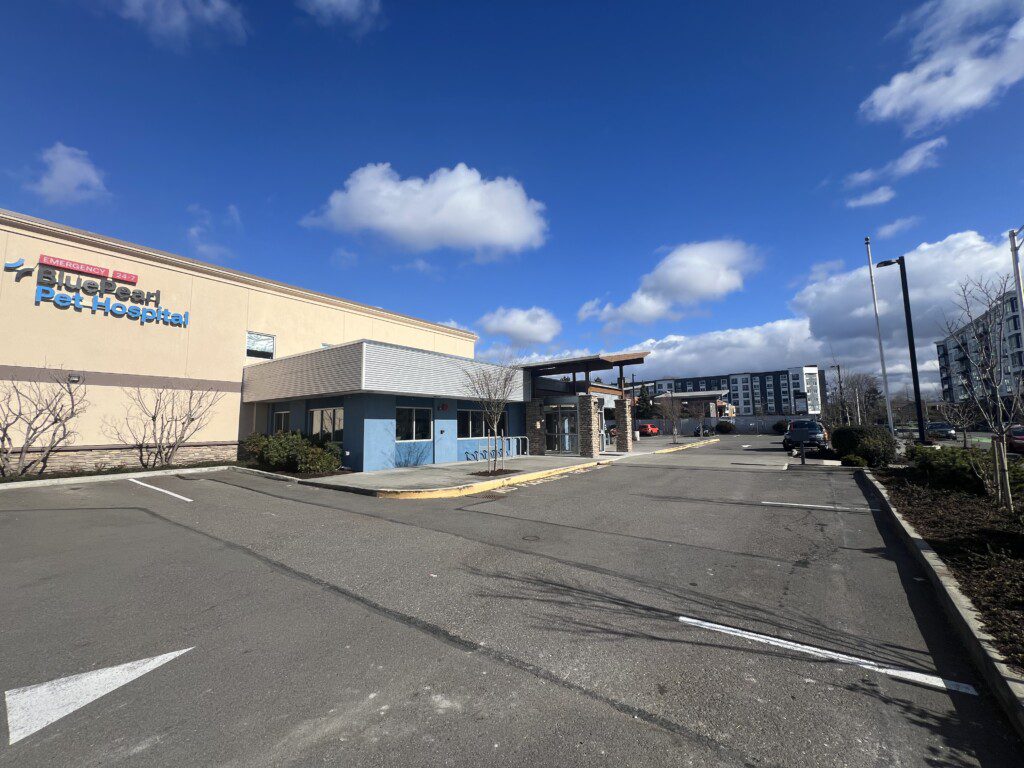 An outside view of the front of the BluePearl Pet Hospital in Renton, WA.