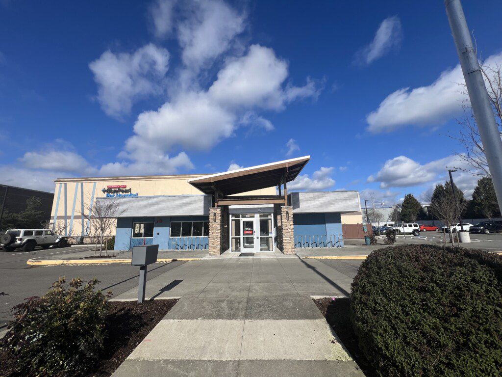 An exterior view of the front of the BluePearl Pet Hospital in Renton, WA.